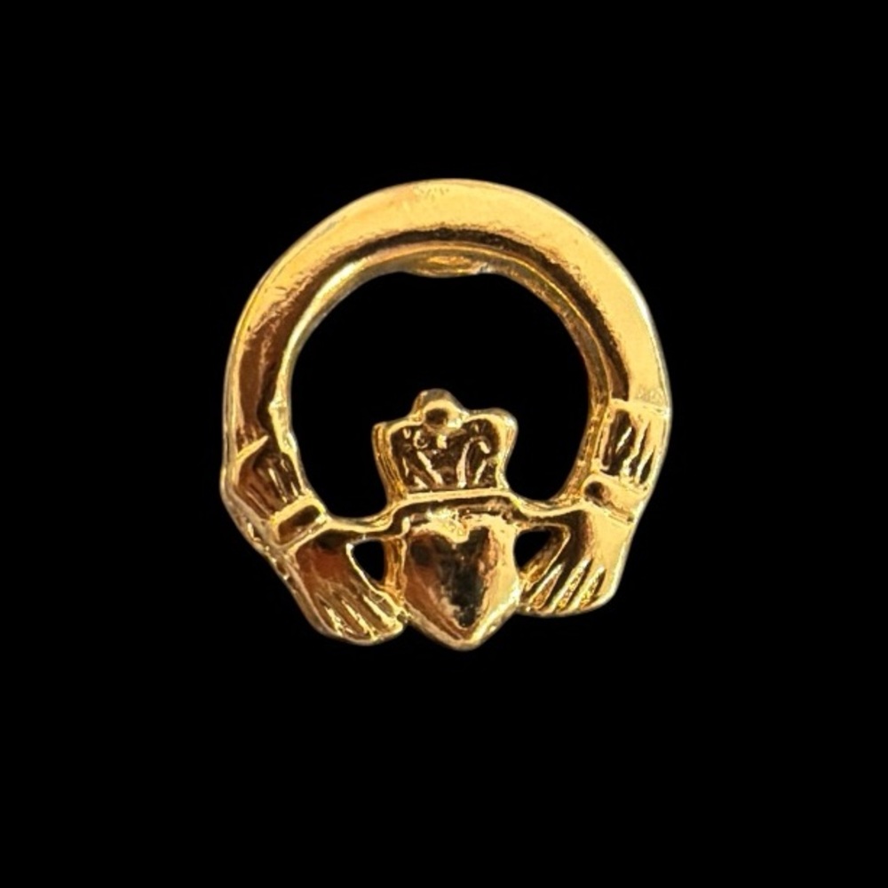 💥5/$25💥 Gold Metal Celtic Claddagh Brooch with Heart in Hands. NWOT